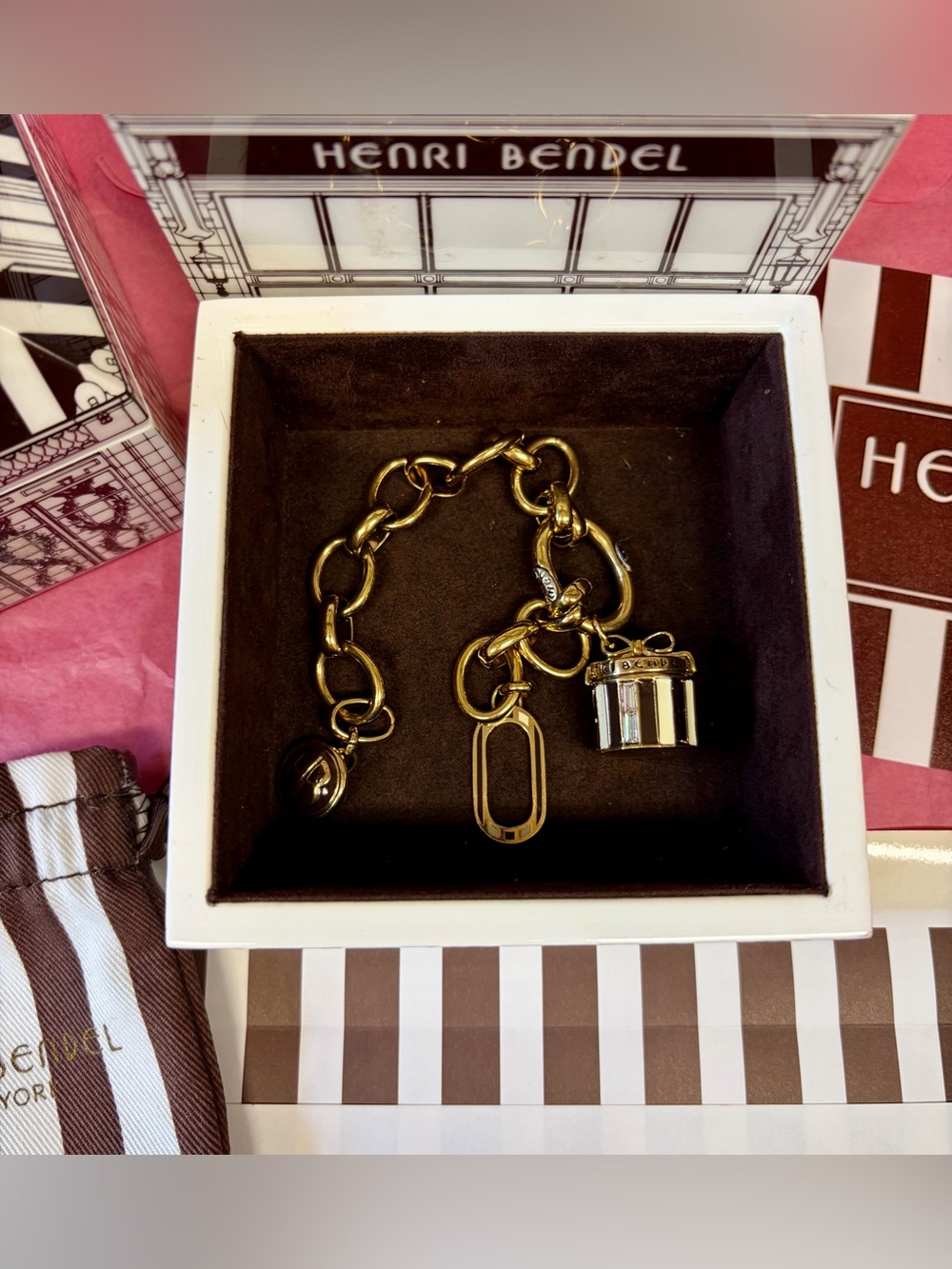 FULL INCLUSION NWOT HENRI BENDEL Iconic N.Y. Hat Box Gold-Tone Bracelet - Picture 3 of 14